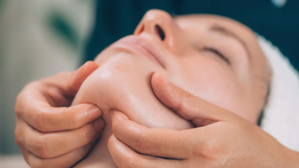 Easy skincare and beauty tips for a fresh, healthy-looking face in 2026